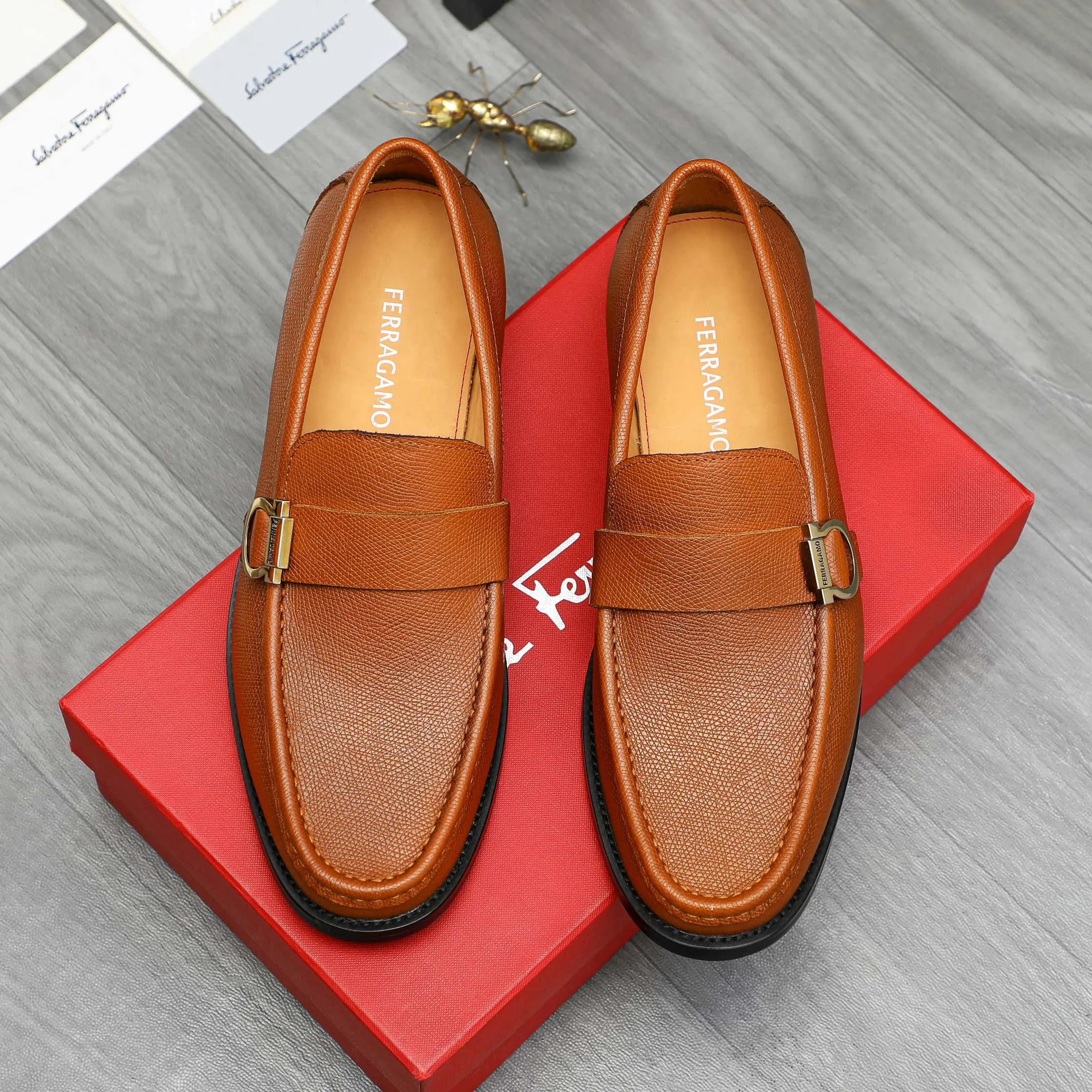 Men's shoes💰442 Product trademark: Ferragamo "Ferragamo" business formal leather shoes Regular size: 38-46 (45.46 custom-made, non-returnable) Product materials: Selected vertical grain cowhide upper, cowhide lining, original rubber outsole